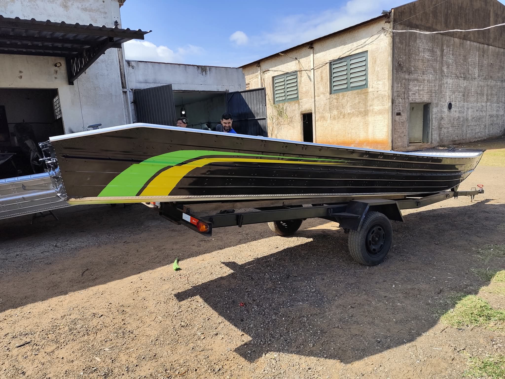 Interior espaçoso do barco