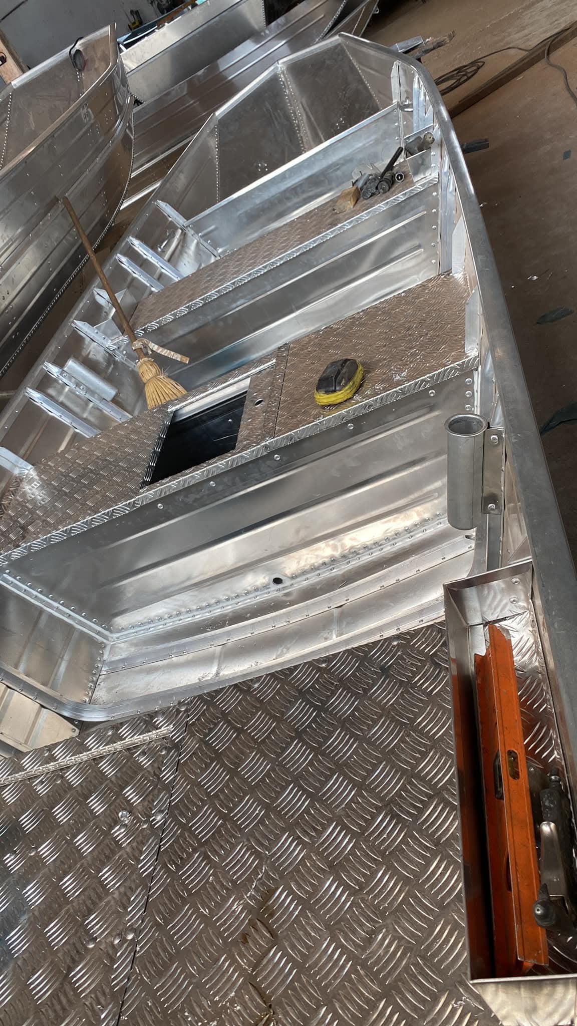 Interior do barco de alumínio