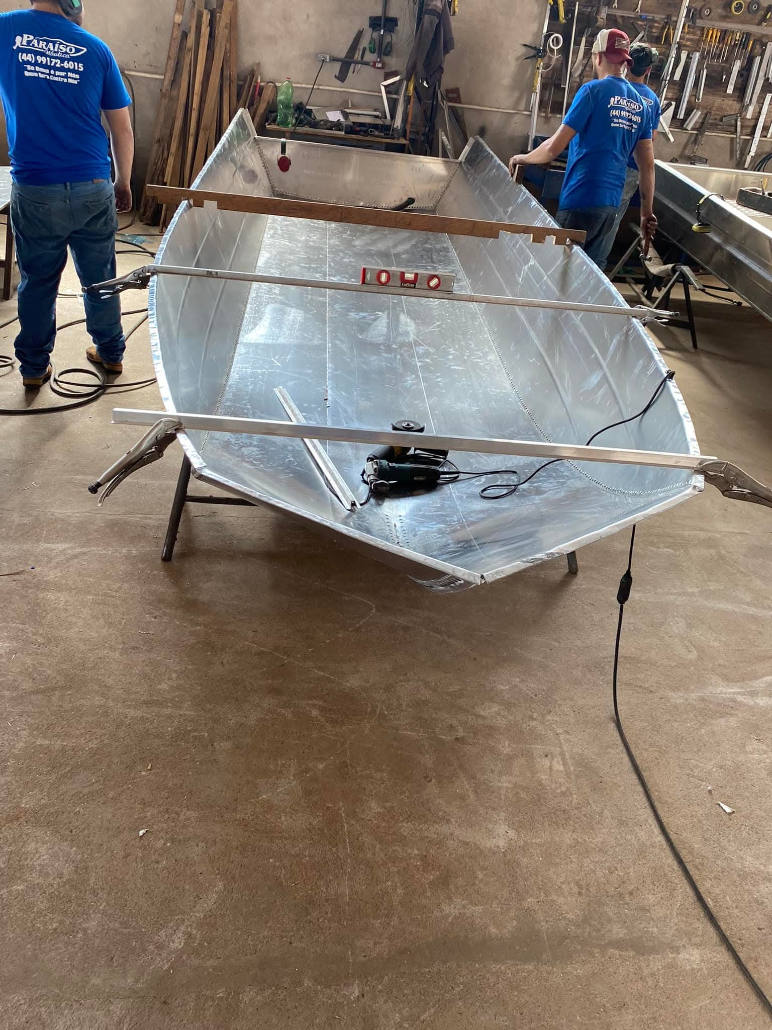 Cliente satisfeito com barco novo